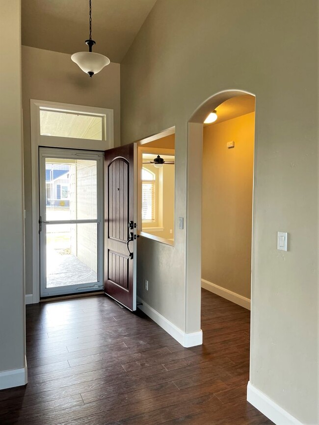 Foto del edificio - Beautiful 2 bed, 2 bath home with office/3...