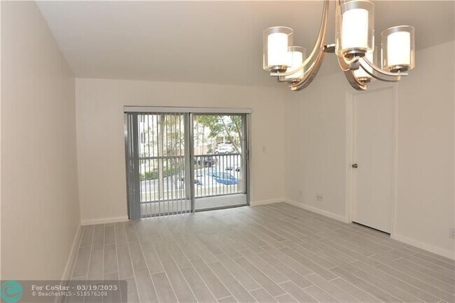 Foto del edificio - 8750 Royal Palm Blvd
