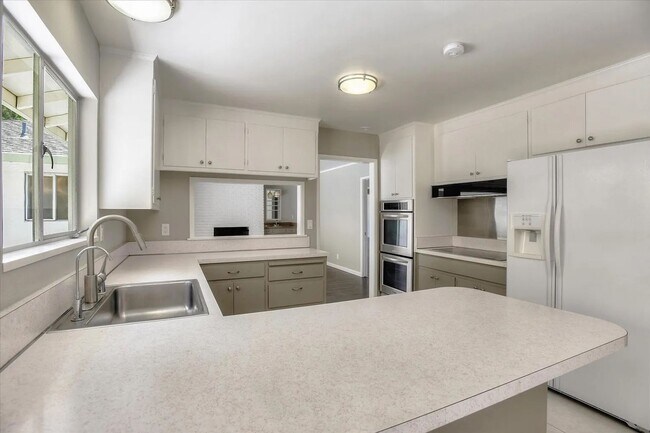 Building Photo - Charming San Mateo Home in a Quiet Country...