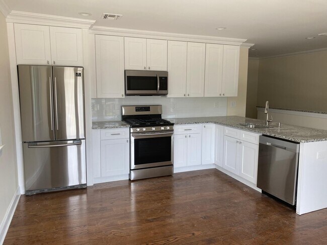 Building Photo - 57 Howland Ave