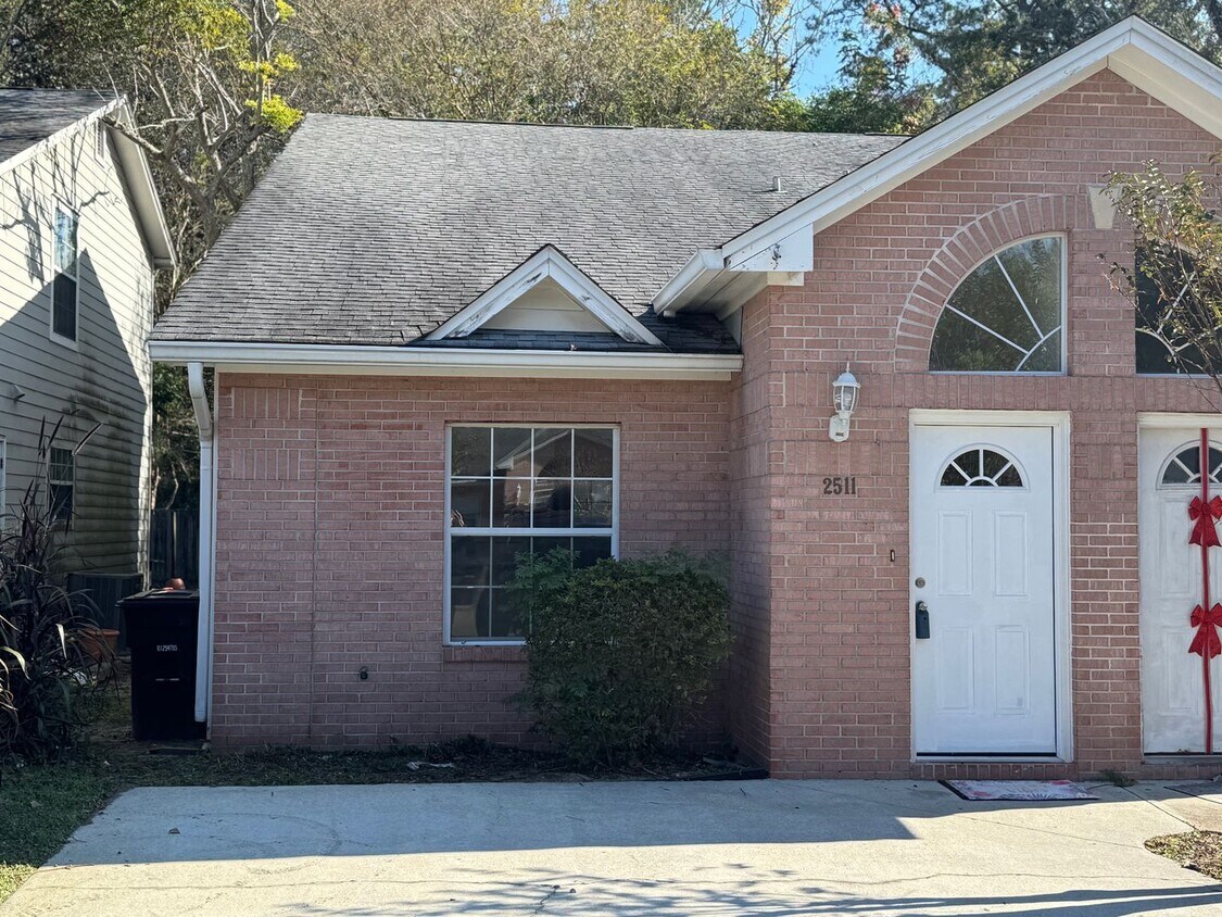Well Maintained Townhouse Available For August 20th Occupancy - Well Maintained Townhouse Available For August 20th Occupancy