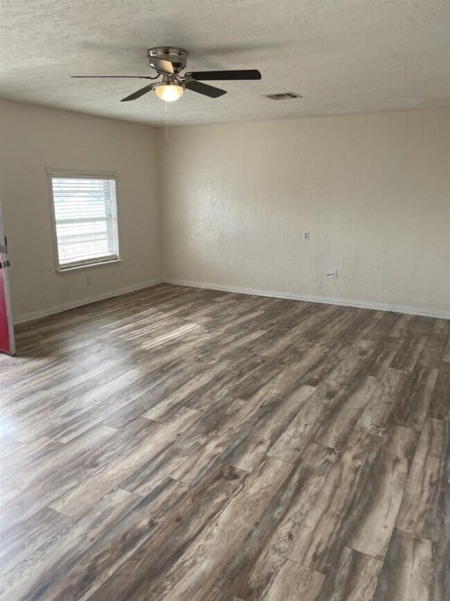 Foto del edificio - 5327 NW Oak Ave