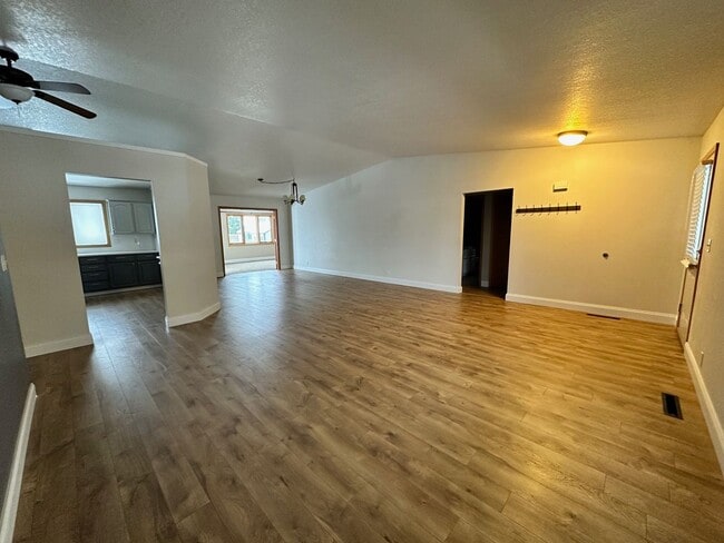 Building Photo - Lovely 3 Bedroom 2 Bath home in great location