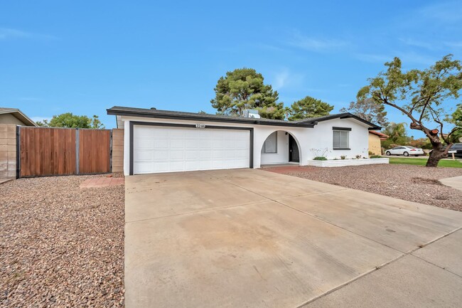 Building Photo - Luxury Remodeled 4 Bed/2 Bath Home w Pool ...