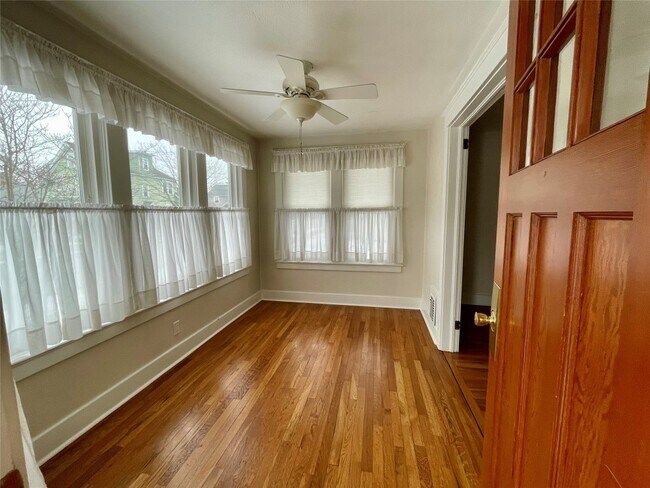 Foto del edificio - 206 E Edwards St