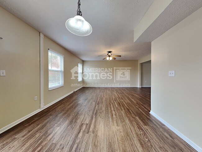 Foto del edificio - 6028 Hidden Oaks Court