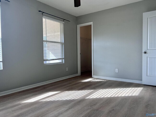 Building Photo - 379 Jasmine Dr
