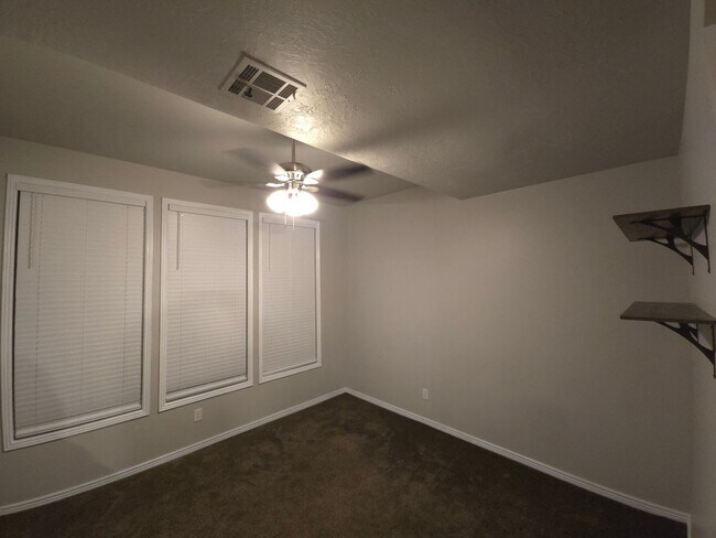 Building Photo - Charming 2BR Townhome in Logan