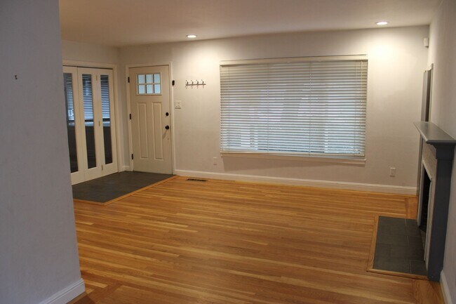 Building Photo - Charming 3 Bed 1 Bath House on tree lined ...