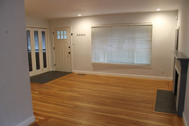 Foto del edificio - Charming 3 Bed 1 Bath House on tree lined ...