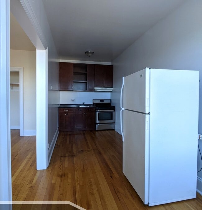 Building Photo - 2704 N Sawyer Ave