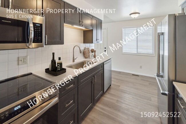 Building Photo - Newly Remodeled 2 Bed 1 Bath Duplex on Spo...