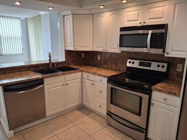 Building Photo - 105 Lake Emerald Dr