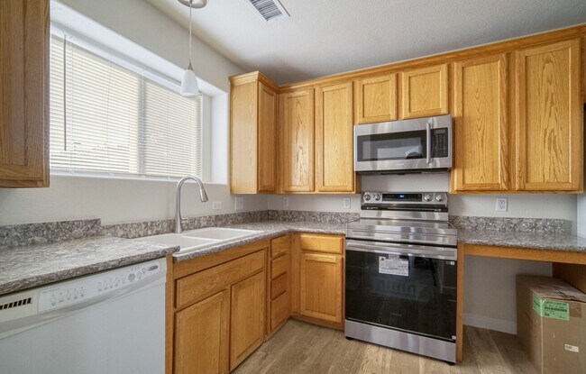 Foto del edificio - Great two bedroom, one bath near airport. AVAILABLE BEGINNING 6/17/26