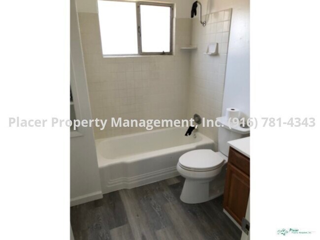 Building Photo - Avail Now!   Almost like new duplex  2 bed...