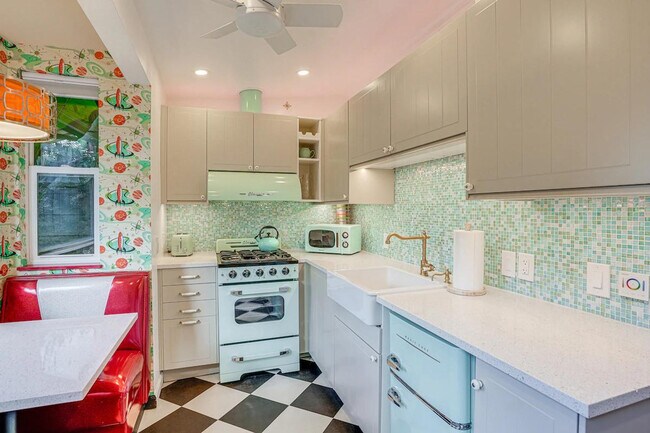 Foto del edificio - 649 El Centro Rd