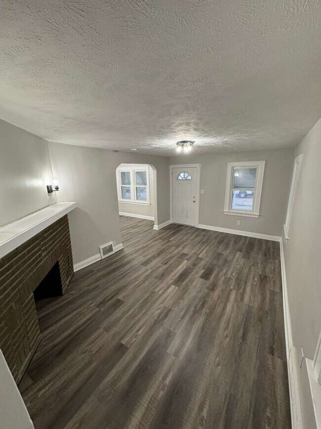 Foto del edificio - Charming 3-Bedroom Home in Maple Heights – Newly Renovated Entry & Spacious Yard