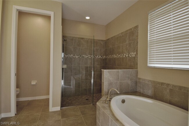 Building Photo - 3025 Sunset Pointe Cir