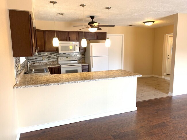 Foto del edificio - Home For Rent | 3 Bed | 2 Bath | 2 Car Gar...
