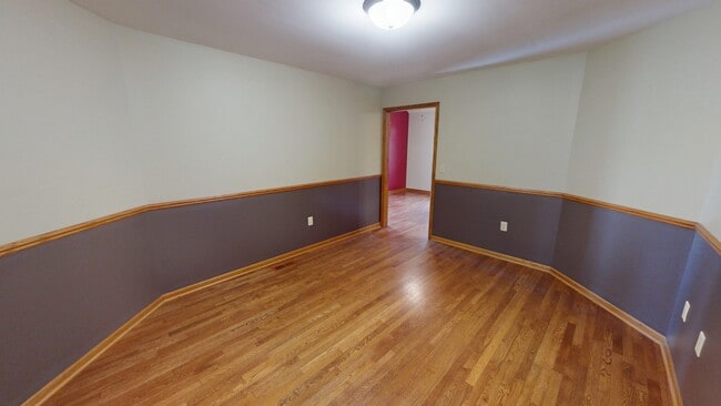 Building Photo - 558 Beachview Dr