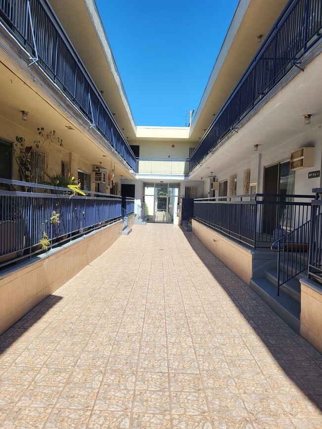 Building Photo - Vista Sunset Apartments