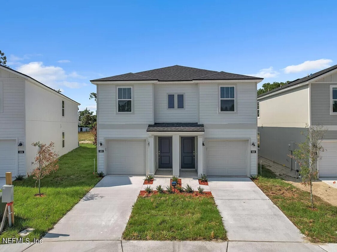 Foto principal - 11046 Harts Rd