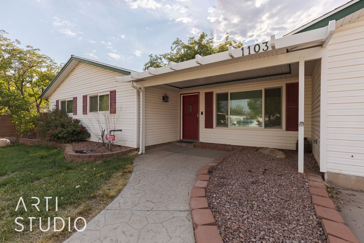 Primary Photo - Spacious 4 Bedroom, 3 Bathroom Home for Rent