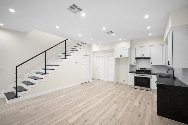 Foto del edificio - 15238 Leadwell St