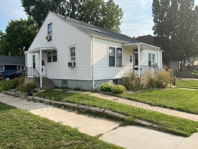 Building Photo - 1304 E 4th St