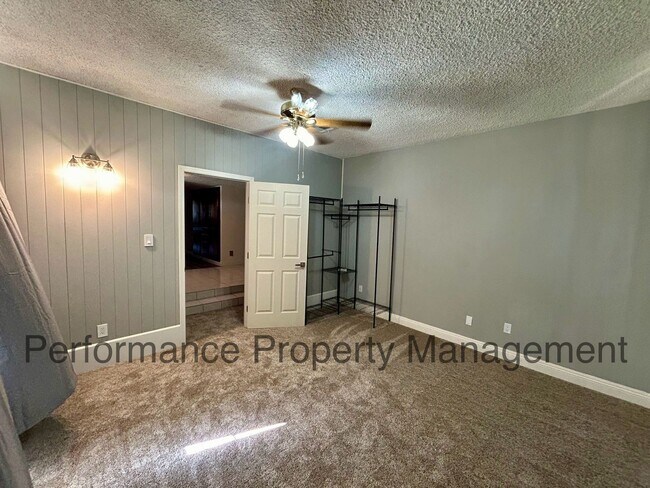 Building Photo - Beautifully Remodeled 4 Bed/2 Bath Home in...