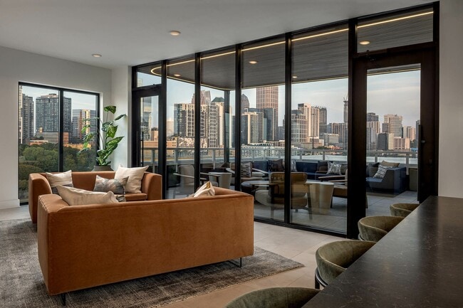 Rooftop lounge and patio with city skyline views - AMLI Atlantic Station