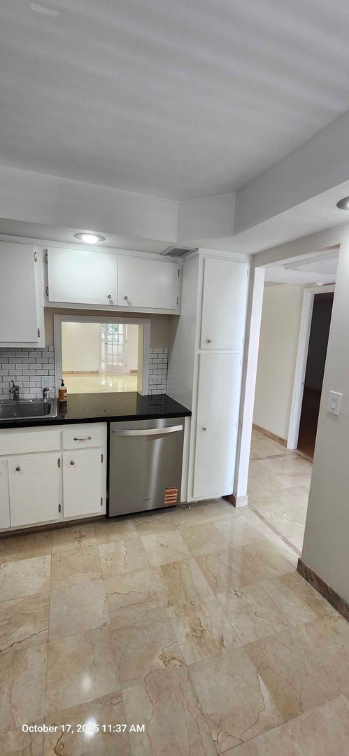 Foto del edificio - Spacious 1 Bed + Den | 1.5 Bath Apartment ...