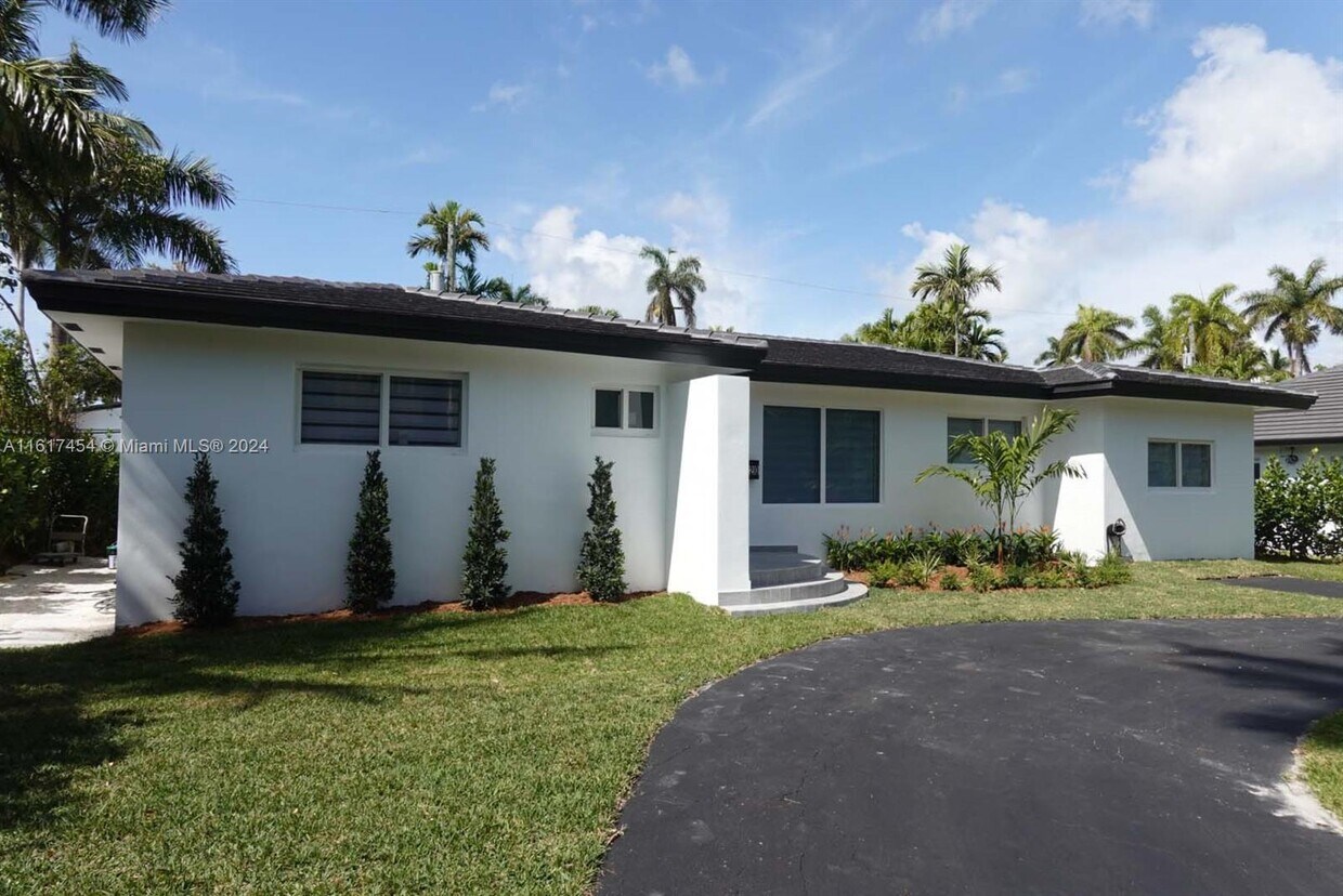 Primary Photo - 7420 Beach View Dr