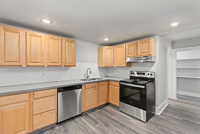 Building Photo - Farrah Apartments: 1 & 2 Bedroom Renovated Units