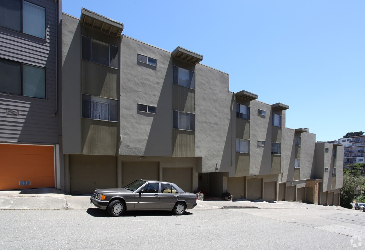 Building Photo - 2-10 Parkridge Dr