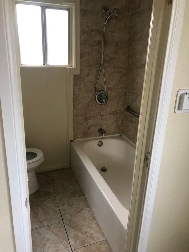 Baño - 716 1/2 W 60th St