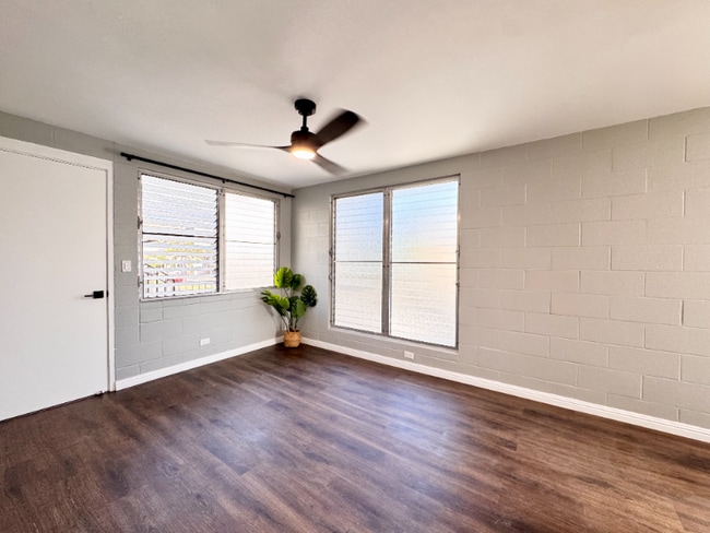 Building Photo - 722 University Ave