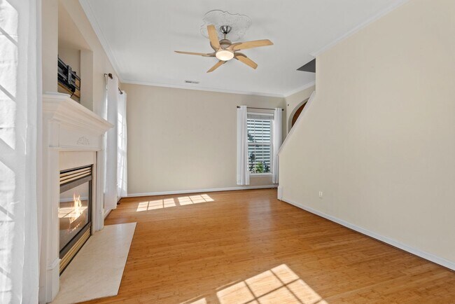 Building Photo - Charming 3 bedroom, 2.5 bathroom home loca...