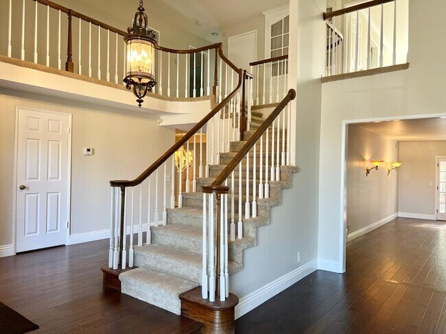 Foto del edificio - HUGE Encino House with Pool/Jacuzzi, 2 Car Garage and Lots of Space!