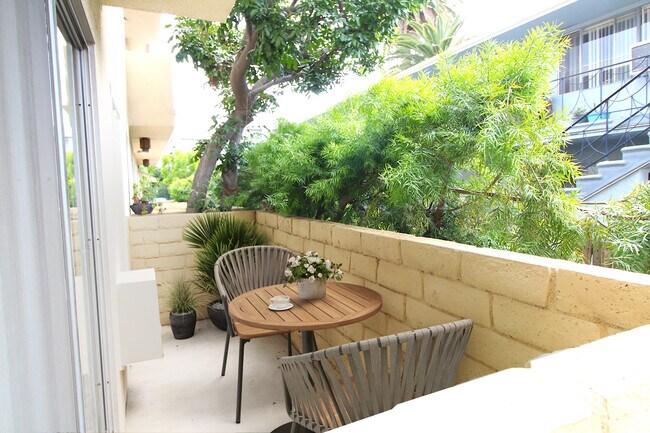 Foto del edificio - 1555 S. Brockton Ave