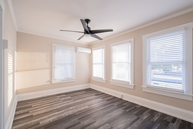 Building Photo - Charming One Bedroom Garage Apartment with...