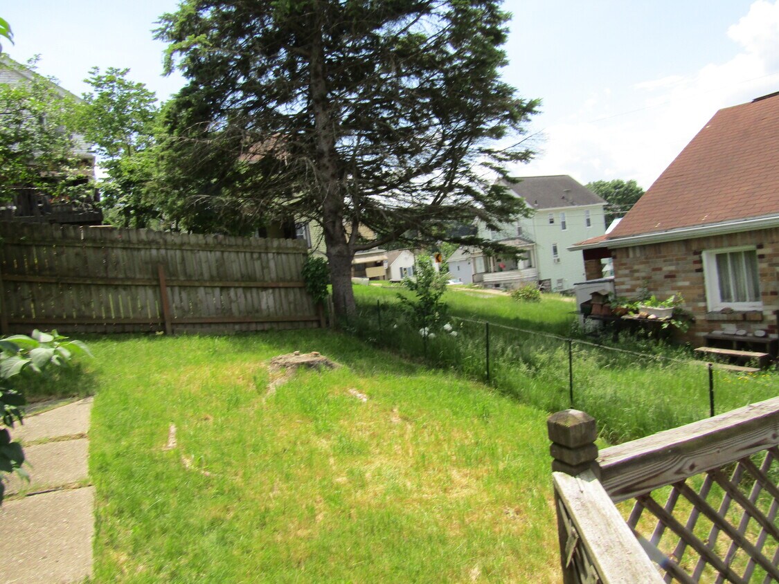 122 Holmes St, Vandergrift, PA 15690 House Rental in Vandergrift, PA