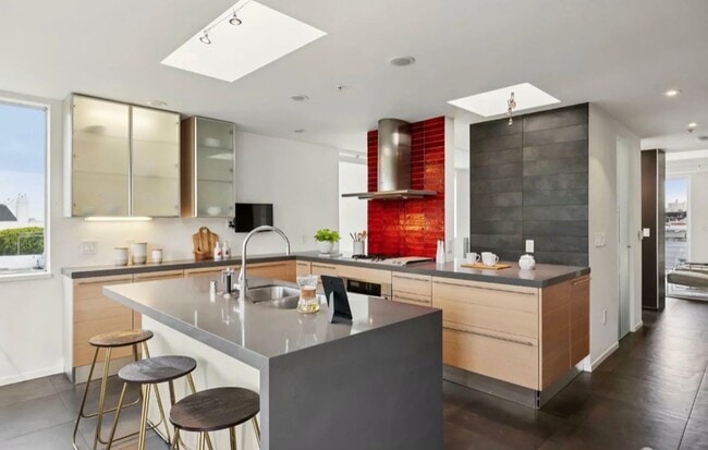 Foto del edificio - One-of-a-Kind Sophisticated Top-Floor Cond...