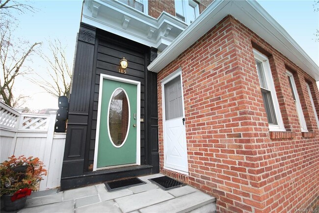Building Photo - 185 Grand St