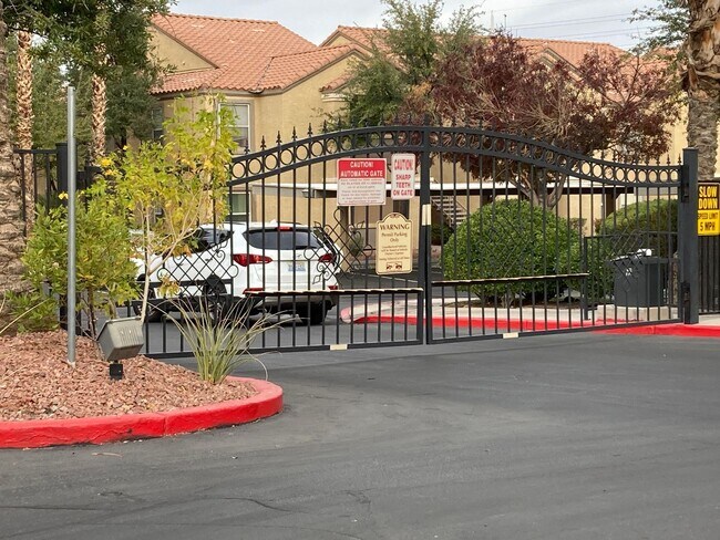 Foto del edificio - Gated community just minutes south of the strip, 2br/2bath, 2nd floor condo.