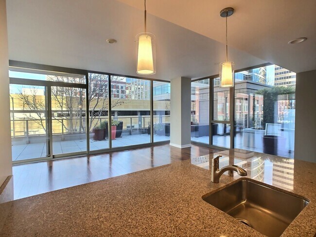 Building Photo - Gorgeous 2 Bedroom Condo with Huge Outdoor...