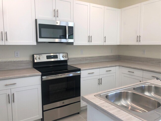 Foto del edificio - 3424 W 113th St