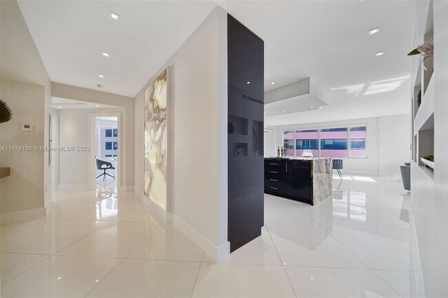 Building Photo - 5255 Collins Ave