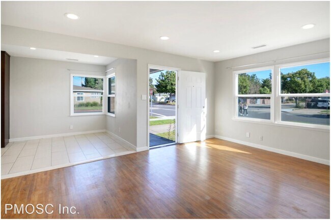 Building Photo - 3 br, 1 bath House - 241 E Everett Place