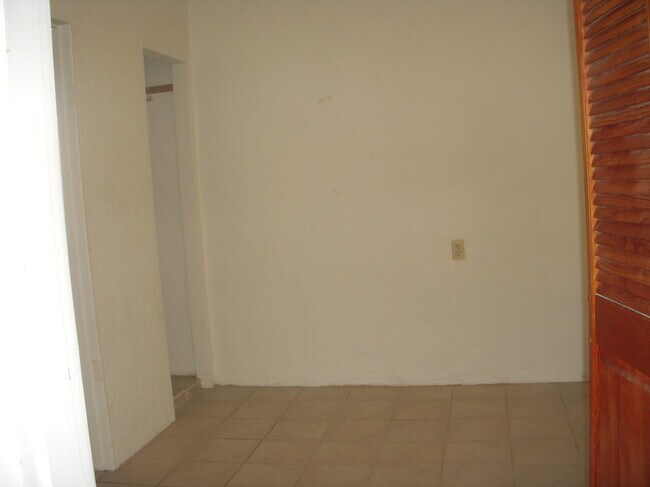 bedroom - 1073 Monterey Blvd